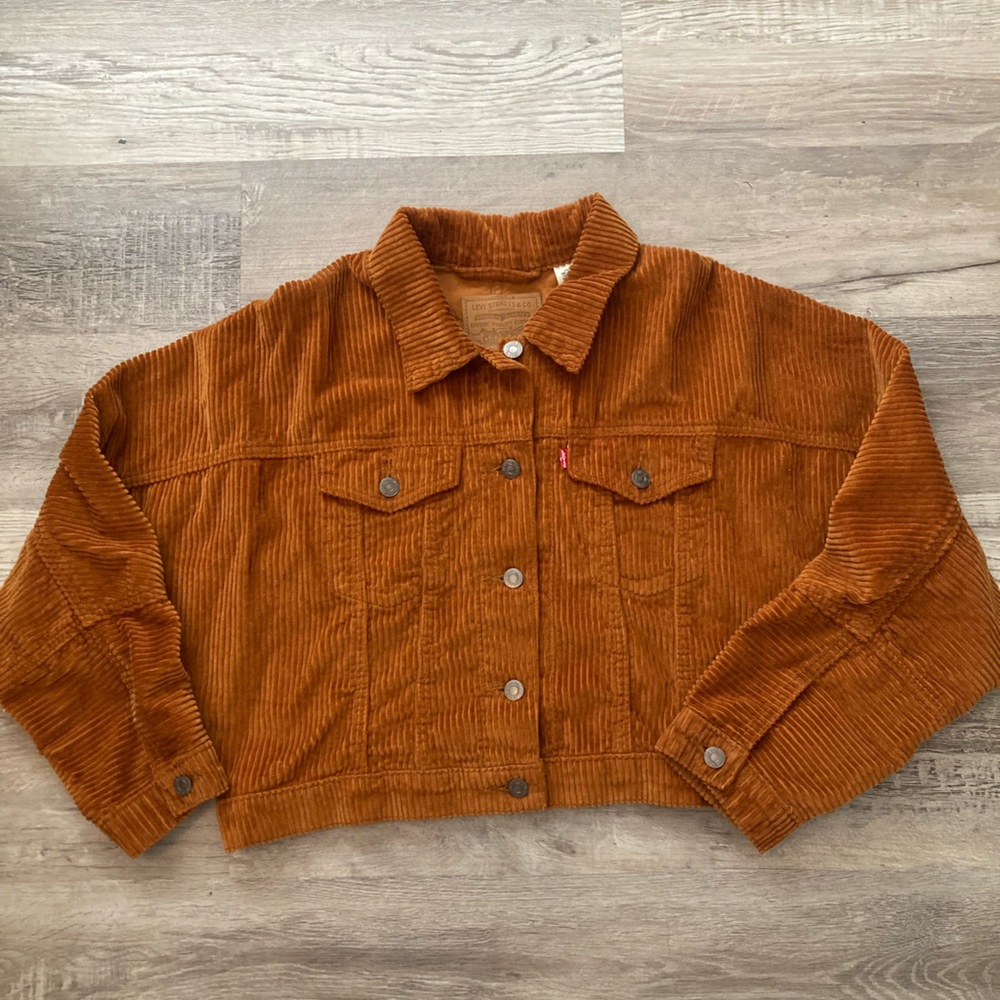 Size medium brown Levi’s cropped jacket
